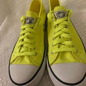 Women’s Gotta Flurt slip-on neon yellow sneakers with matching laces, size 10.
